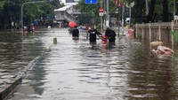 Motor tersebut didorong karena mogok saat menerobos banjir.