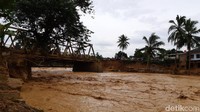 Jembatan tersebut putus sekitar pukul 08.00 WIB.