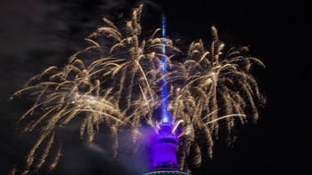 Pesta kembang api di SkyTower, Auckland, Selandia Baru. Foto: Dave Rowland/Getty Images