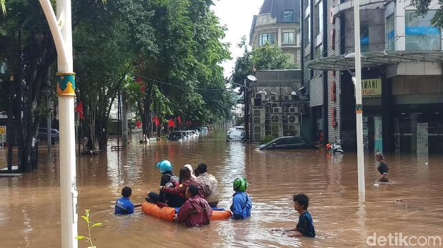 Penghuni apartemen di Kemang Raya dievakuasi pakai perahu karet.