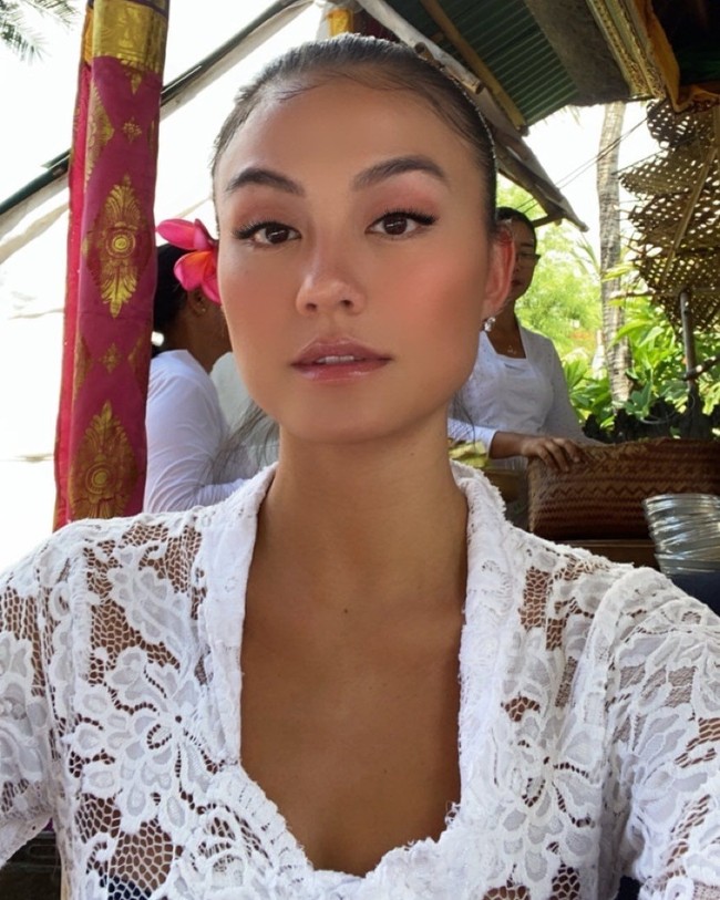 Agnez Mo memamerkan foto dirinya memakai kebaya putih saat liburan di Bali. Agnez kali ini merias wajahnya dengan makeup flawless. Berkebaya dan berkulit gelap, Agnez Mo pun dipuji netizen. Indonesia banget kaaaa 😭 cantikkk, tulis netizen di halaman komentar Agnez Mo di Instagram. Foto: Dok. Instagram @agnezmo