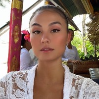 Agnez Mo memamerkan foto dirinya memakai kebaya putih saat liburan di Bali. Agnez kali ini merias wajahnya dengan makeup flawless. Berkebaya dan berkulit gelap, Agnez Mo pun dipuji netizen. Indonesia banget kaaaa 😭 cantikkk, tulis netizen di halaman komentar Agnez Mo di Instagram. Foto: Dok. Instagram @agnezmo