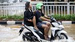 Aksi Nekat Pemotor Terobos Banjir di Jalan Tendean Jaksel