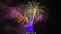 Di Auckland, New Zealand, Perayaan tahun baru dilakukan di Sky Tower. Warna merah, jingga dan hijau kembang api berbaur meluncur ke atas langit. (Getty Images)