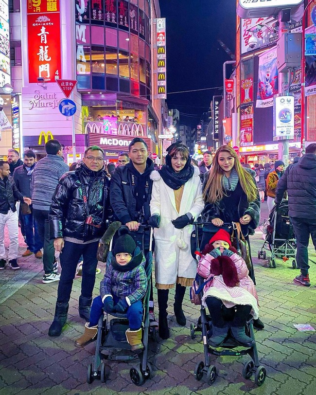 Anang dan Ashanty memboyong keempat anak mereka untuk menikmati liburan akhir tahun di Jepang. Pada malam Tahu Baru, keluarga dengan julukan Asix itu tampak menikmati keramaian Tokyo, Jepang. Foto: Instagram