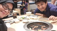 Selain Shireen dan Zaskia Sungkar, Fenny Bauty juga memiliki anak laki-laki tampan bernama Yusuf. Ini momen kebersamaan dirinya dan Yusuf saat makan di restiran all you can eat. Foto: Instagram @fenny.bauty