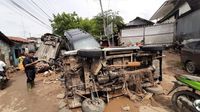 Sisa Banjir di Pondok Gede Permai: Mobil Tumpuk-tumpukan, Jalan Penuh Lumpur