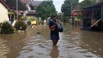 Banjir di Kemang IFI Bekasi Surut, Sampah Muncul