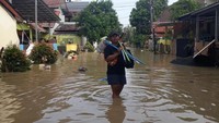 Banjir di perumahan ini sendiri sudah terjadi sejak kemarin. Banjir sempat hampir menutup atap rumah warga