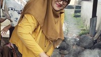 Menjadi seorang ibu dari Shireen dan Zaskia Sungkar, Fenny Bauty sangat pandai memasak. Seperti pada momen ini, dimana ia masak rendang dengan menggunakan kayu bakar. Foto: Instagram @fenny.bauty