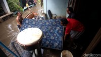 Sejumlah warga nampak mengeluarkan sejumlah barang di dalam rumah mereka untuk dibersihkan maupun dijemur usai terendam banjir.