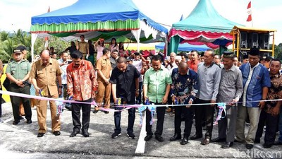 Momen Bupati Tapteng Resmikan Jembatan Hamzah Al-Fansuri