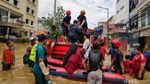 Mobil Damkar Bantu Evakuasi Korban Banjir