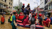 Usai menumpang di perahu karet, warga yang dievakuasi kemudian naik ke mobil damkar.