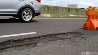 Bagi pengguna jalur tol masuk wilayah Pemalang-Batang, diharapkan untuk berhati-hati karena banyaknya jalan berlubang di beberapa titik baik jalur A (Jakarta-Semarang) maupun jalur B (Semarang-Jakarta).