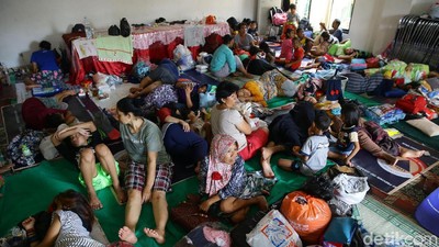Warga Bidara Cina Mengungsi di Kantor Kelurahan