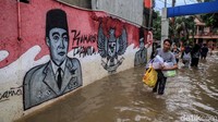 Sejumlah warga membawa berbagai barang berharga yang dapat diselamatkan untuk dibawa ke pengungsian.
