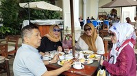 Melalui instagram ia pernah mengungkapkan kekecewaannya atas sikap Medina Zein terhadap anak dan menantunya. Setelahnya ia kembali santai sambil kulineran seperti pada momen yang satu ini ketika ia mengunjungi Bukit Tinggi. Foto: Instagram @fenny.bauty