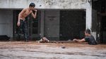 Potret Heroik Damkar-Warga Selamatkan Anjing Terjebak Banjir
