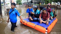 Berdasarkan pantauan tim detikcom, Kamis (2/1) pukul 10:00 WIB, kawasan Jalan Taman Kemang nampak masih terendam banjir.