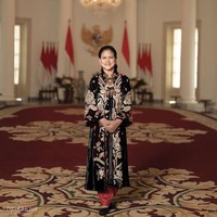 Siluet busana Jawa yang tertuang pada midi dress bernuansa hitam dengan sentuhan motif bunga berwarna emas yang dikenakan oleh Iriana membuat penampilannya ayu. Foto: dok. Instagram @doleytobing