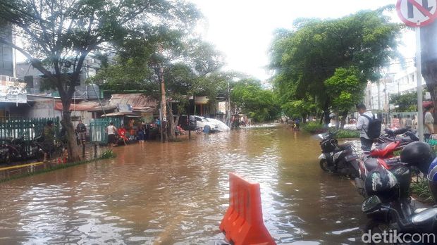 Jalan Gunung Sahari-Bungur Raya Tergenang Banjir, 3 Lansia Dievakuasi