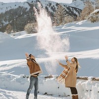 Dalam unggahan lainnya, Billy juga terlihat membagikan momen kebersamaannya bersama sang kekasih yang baru saja dilamarnya itu. Seperti dalam foto ini, Billy dan Patricia terlihat sedang bermain salju bersama dengan sangat bahagia. Foto: Instagram @billydavidson_