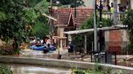 Perahu Karet Hilir Mudik Evakuasi Warga Ciledug Indah