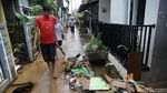 Warga Bidara Cina Jaktim Ramai-ramai Bersihkan Rumah