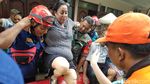 Aksi Petugas Gabungan Evakuasi Korban Banjir di Kemayoran