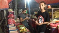 Banyak warung makan memilih tutup karena terjangan banjir, tapi tidak dengan warung pecel lele ini. Meski tergenang banjir, warung pecel tetap setia melayani pembeli.  Foto: istimewa
