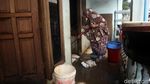 TNI-Warga Bersihkan Sampah Sisa Banjir di Cipinang Melayu