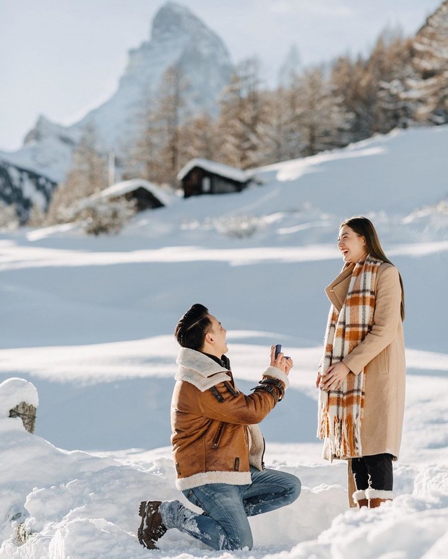 Aktor Billy Davidson baru saja dikabarkan melamar kekasih hatinya, Patricia Devina Dextra setelah kurang lebih tiga tahun berpacaran. Momen bahagia ini terlihat dari unggahan bintang film Udah Putusin Aja itu di akun media sosial Instagram miliknya pada tanggal 31 Desember 2019.  Foto: Instagram @billydavidson_