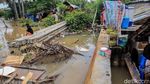 Luapan Kali Angke yang Meluber Hingga Banjiri Pemukiman Warga