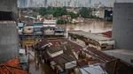 Petugas Damkar Evakuasi Korban Banjir di Kampung Pulo