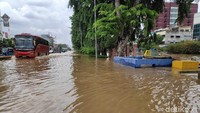 Bus juga memaksa untuk menerobos banjir.