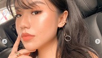 Wanita yang dikenal sebagai beauty vlogger itu justru lebih sering memunculkan sensasi sosial media. Dok. Instagram/titantyra