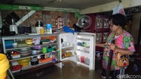 Penampakan banjir yang merendam perabotan rumah warga.