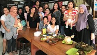 Makan siang ketika ulang tahun, Audy dan teman-temannya pilih di rumah makan Sunda. Wah, mereka pesan apa saja ya? Foto: Instagram audyitem
