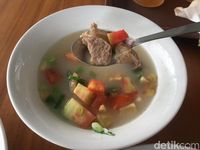 Warung Nako: Makan ala Warteg di Area Kafe Kekinian Penuh Kaca Nako