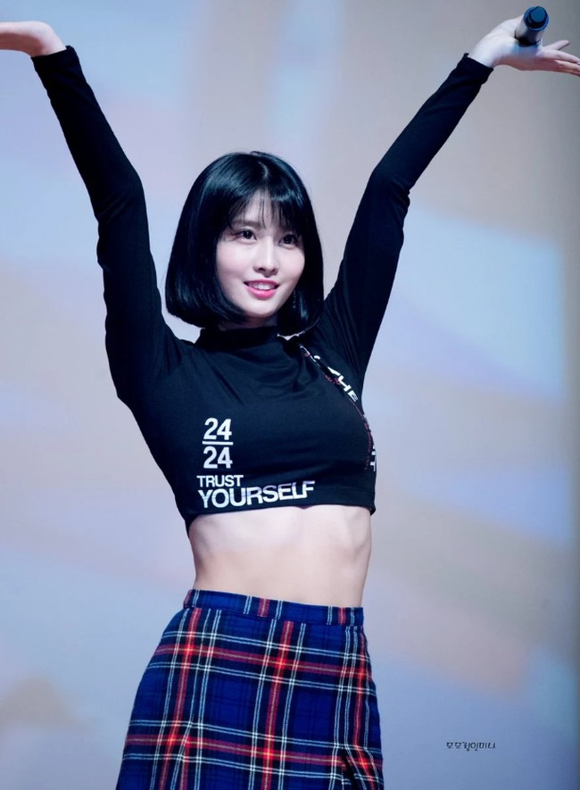 Momo personel TWICE melakukan diet ekstrem sebelum debut. Selama satu minggu idol asal Jepang ini hanya makan es batu, saking takut berat badannya naik. Kini Momo tidak lagi punya masalah gangguan makan dan kini menikmati makanan enak tanpa khawatir bobotnya bertambah. Foto: istimewa