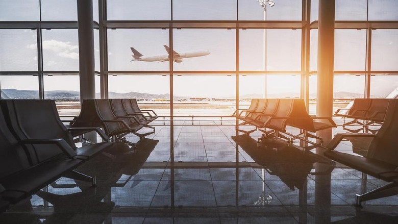 Ilustrasi terminal bandara, Ilustrasi bandara, terminal bandara Wide-angle view of a modern aircraft gaining the altitude outside the glass window facade of a contemporary waiting hall with multiple rows of seats and reflections indoors of an airport terminal El Prat in Barcelona