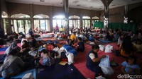 Menurut Lurah Cipinang Melayu Agus Sulaeman, 926 jiwa tersebut merupakan korban terdampak banjir yang terdata di Kampus Borobudur. Sedangkan, masih ada beberapa tempat pengungsian selain lokasi ini.