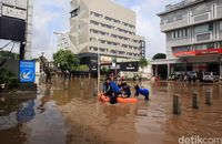 Penampakan Kawasan Kemang Yang Masih Terendam Banjir