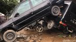 Atap Ketemu Atap, Begini Porak Poranda Mobil Terkena Banjir Bekasi