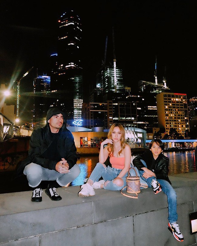 Hampir setiap akhir tahun keluarga BCL dan Ashraf Sinclair menghabiskan liburan di luar negeri. Pada malam Tahun Baru 2020, Bunga Citra Lestari dan Ashraf membawa putra mereka, Noah, menghabiskan waktu di Melbourne, Australia. Foto: Instagram