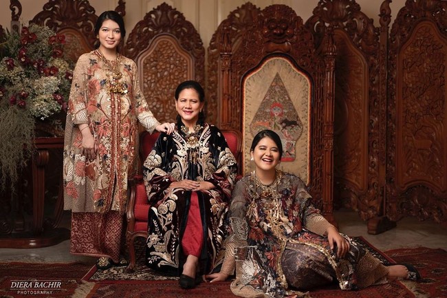 Baik Iriana Jokowi, Kahiyang Ayu, dan Selvi Ananda pun memesona dengan pulasan makeup natural dan membuat penampilan wajah ketiganya terlihat lebih fresh. Foto: dok. Instagram @doleytobing