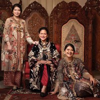 Baik Iriana Jokowi, Kahiyang Ayu, dan Selvi Ananda pun memesona dengan pulasan makeup natural dan membuat penampilan wajah ketiganya terlihat lebih fresh. Foto: dok. Instagram @doleytobing