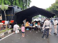 Bekasi Timur Banjir, Warga Mengungsi ke Tenda di Jalanan
