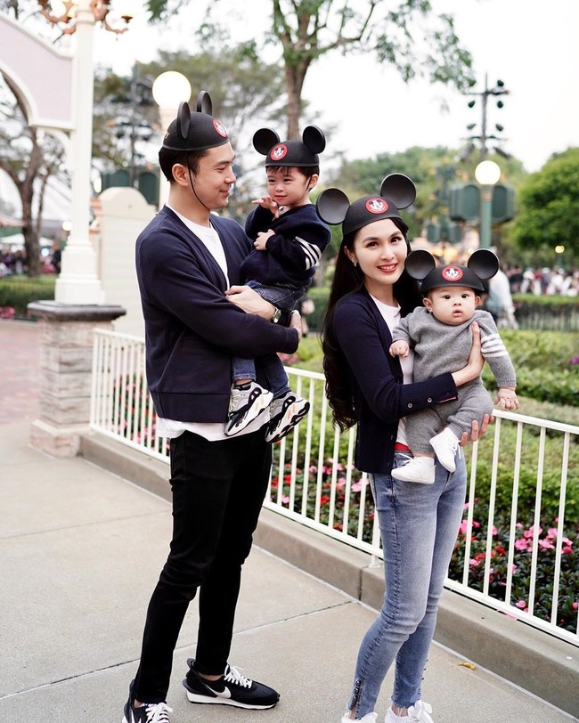 Pada akhir tahun ini, Sandra Dewi dan suaminya Harvey Moeis, memutuskan untuk berlibur di Disneyland, Hong Kong. Liburan tersebut sekaligus untuk merayakan ulang tahun si sulung, Raphael Moeis di Disneyland. Sandra, Harvey dan kedua putra mereka pun kompak berpose memakai busana kembar di Tahun Baru 2020. Happy new year 2020 from us & @hkdisneyland 🎉🎊.. senengnya bs pake baju seragam berempat, begitu Sandra menulis pada keterangan fotonya. Foto: Instagram